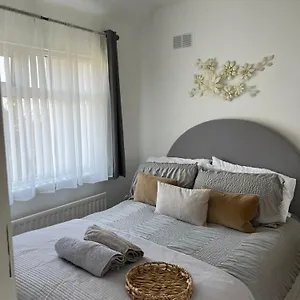 2 Bedroom House In With Garden Holiday home